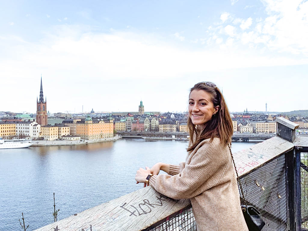 niyaorfar - Girl against a view of a river and a city